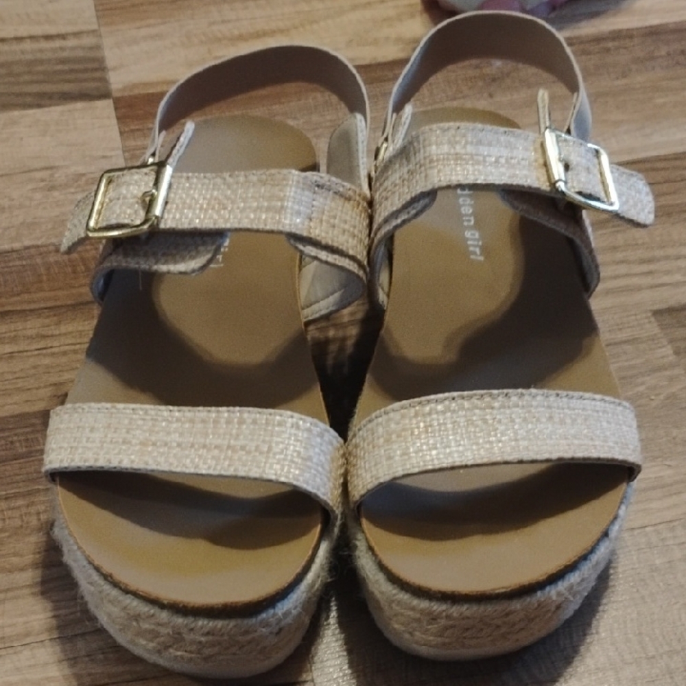 🚨5 For $25🚨Madden Girls Sixe 3 Tan Sandals with Gold Buckles